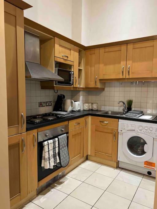 Victorian Stay In Ocean Village Southampton Esterno foto