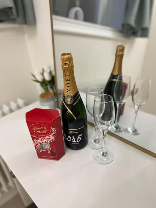 Victorian Stay In Ocean Village Southampton Esterno foto