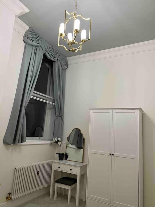 Victorian Stay In Ocean Village Southampton Esterno foto