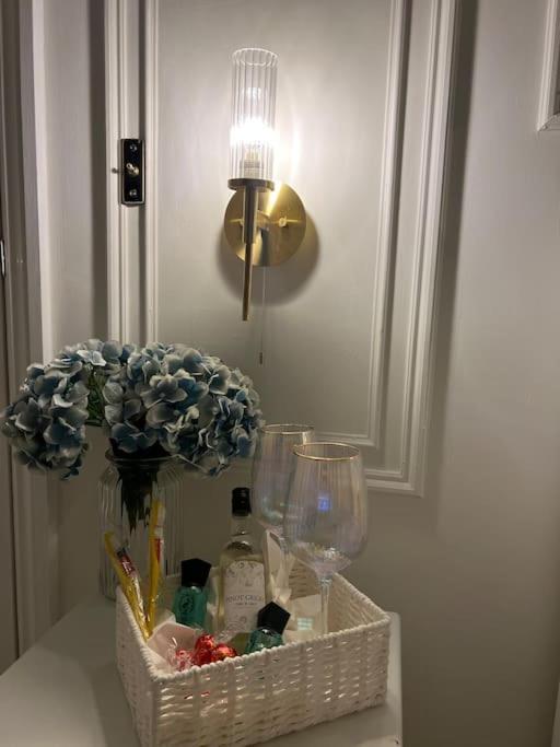 Victorian Stay In Ocean Village Southampton Esterno foto